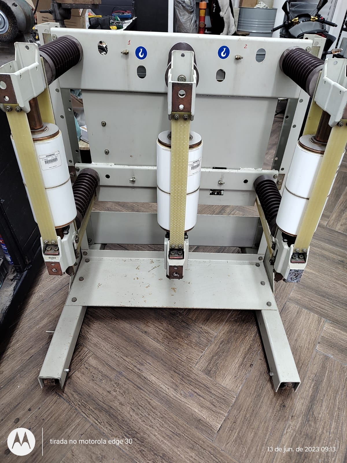 Equipamento elétrico industrial em atendimento técnico